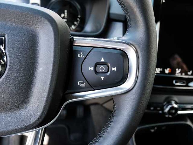 Volvo XC40 Plus Dark Recharge Plug-In Hybrid 2WD T5 Twin Engine EU6d StandHZG Navi digitale