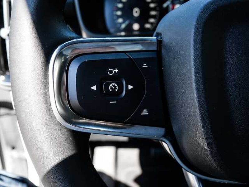 Volvo XC40 Plus Dark Recharge Plug-In Hybrid 2WD T5 Twin Engine EU6d StandHZG Navi digitale